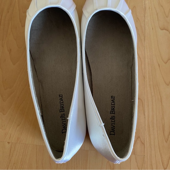 NEW David’s Bridal Women’s Dyeable White Satin Pleated Toe Flat, Size 9.5W - Picture 7 of 10
